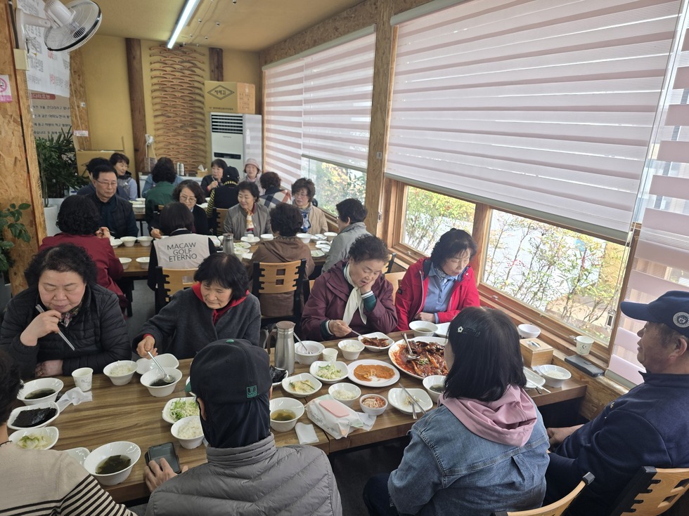 평생교육융합학과 친목을 위한 맛있는 점심식사(1).jpg